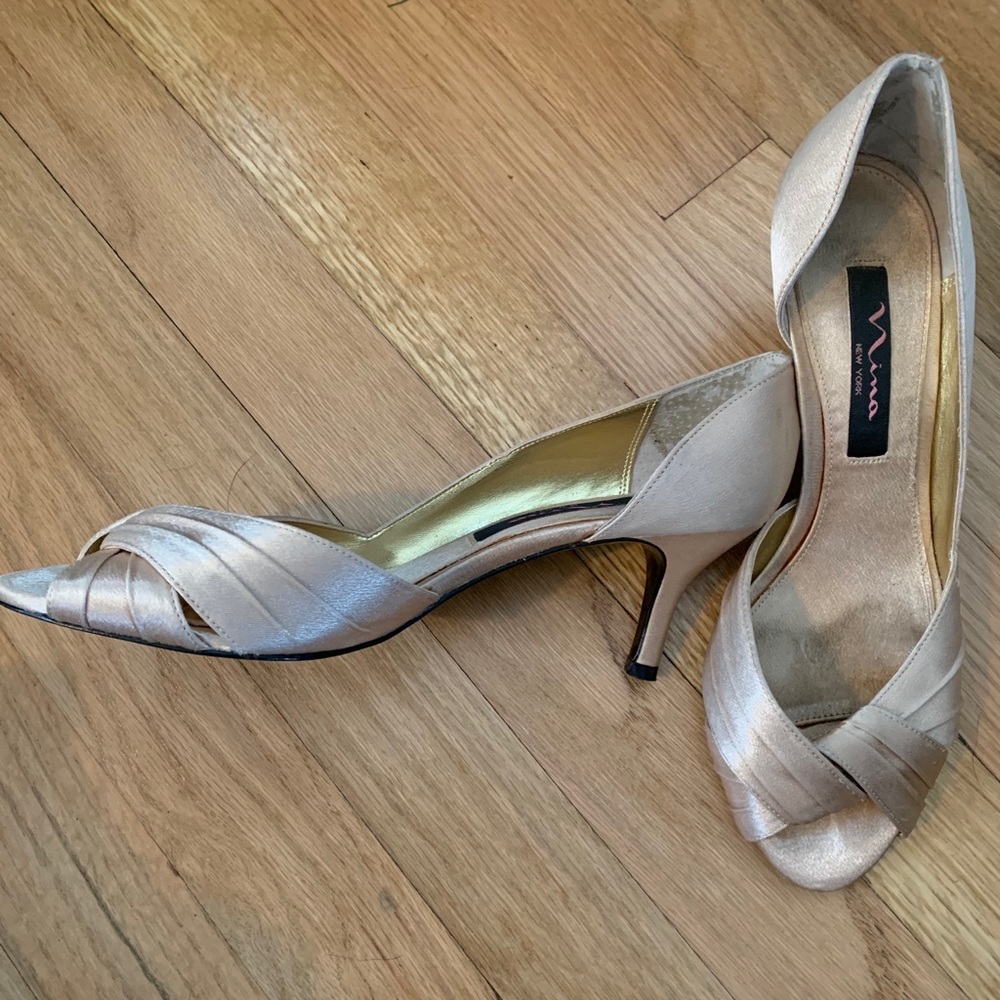 Gold peep toe Nina size 7.5 dress shoes
